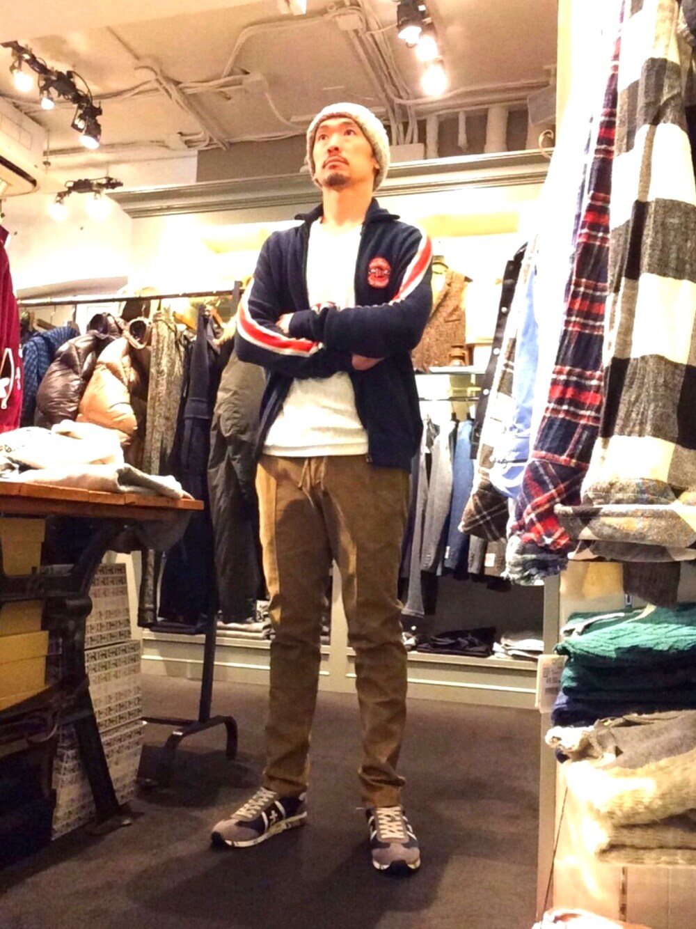 「秋コーデ、ootd、シンプル、ニット、オトナカジュアル、ニットキャップ、休日スタイル、コーデュロイ、スニーカー、DEUS EX MACHINA」｜「DEUS EX MACHINAのDEUS EX MACHINA/デウス エクス マキナ/X TRACK KNIT（ジャージ、ブルー系）」を使った、Toshiyukiさん（メンズ・181cm）の秋コーディネートの1枚目の写真