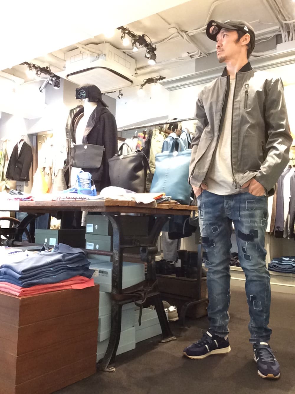 「カジュアル、大人カジュアル、休日スタイル、シャツスタイル、スポーツミックス、デニム、ootd、スニーカー、キャップ、鹿島アントラーズ」｜「ennerreのennerre/エネーレ/Coating Military Jacket（ブルゾン、グレー系）」を使った、Toshiyukiさん（メンズ・181cm）の春コーディネートの1枚目の写真