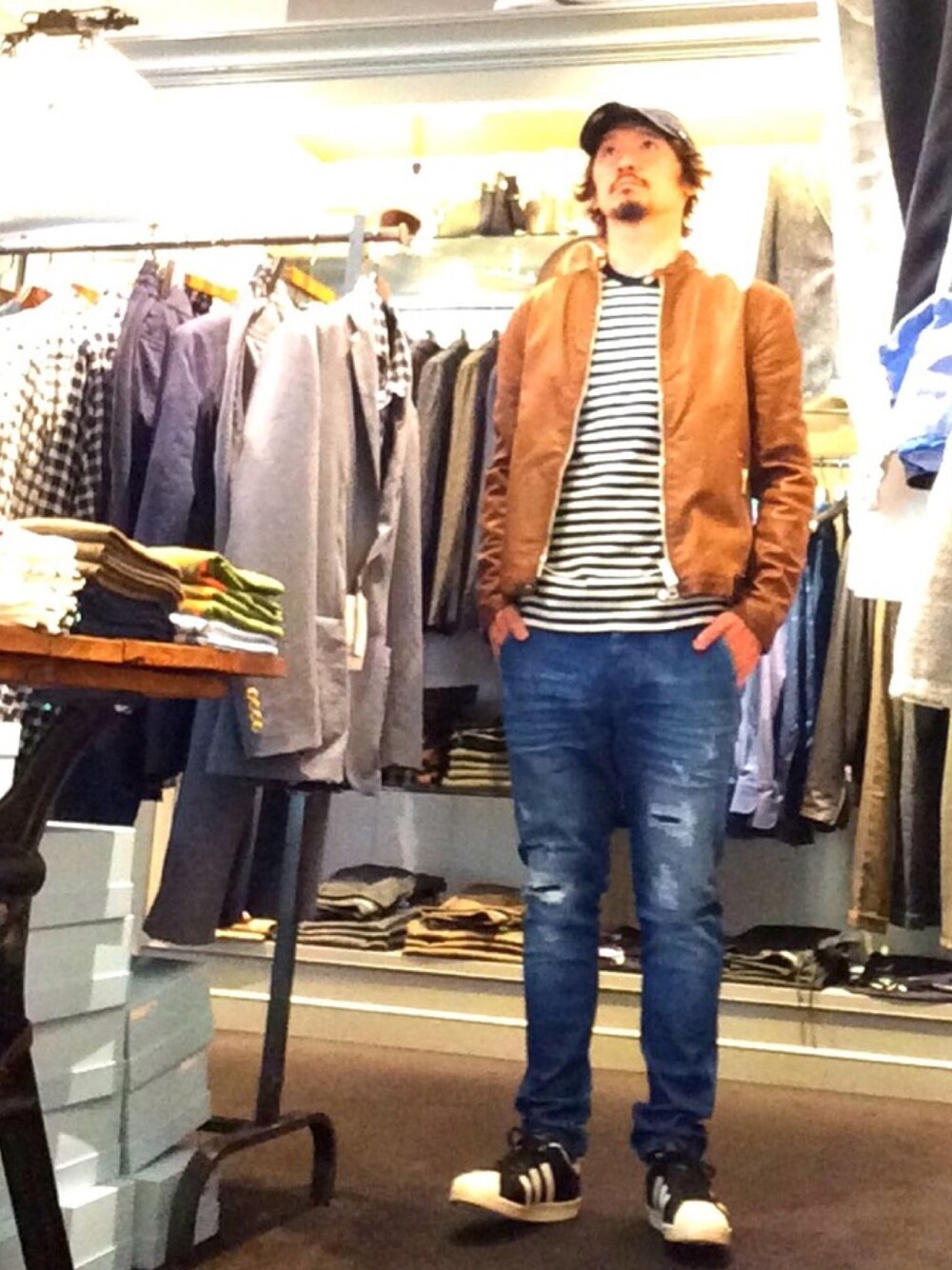 「休日スタイル、オトナカジュアル、夏、デニムパンツ、レザージャケット、キャップ、スニーカー、ootd、Tシャツ、adidas」｜「DEUS EX MACHINAのDEUS EX MACHINA / デウス エクス マキナ/DXM STRIPE TEE（Tシャツ/カットソー、ブラック系）」を使った、Toshiyukiさん（メンズ・181cm）の夏コーディネートの1枚目の写真