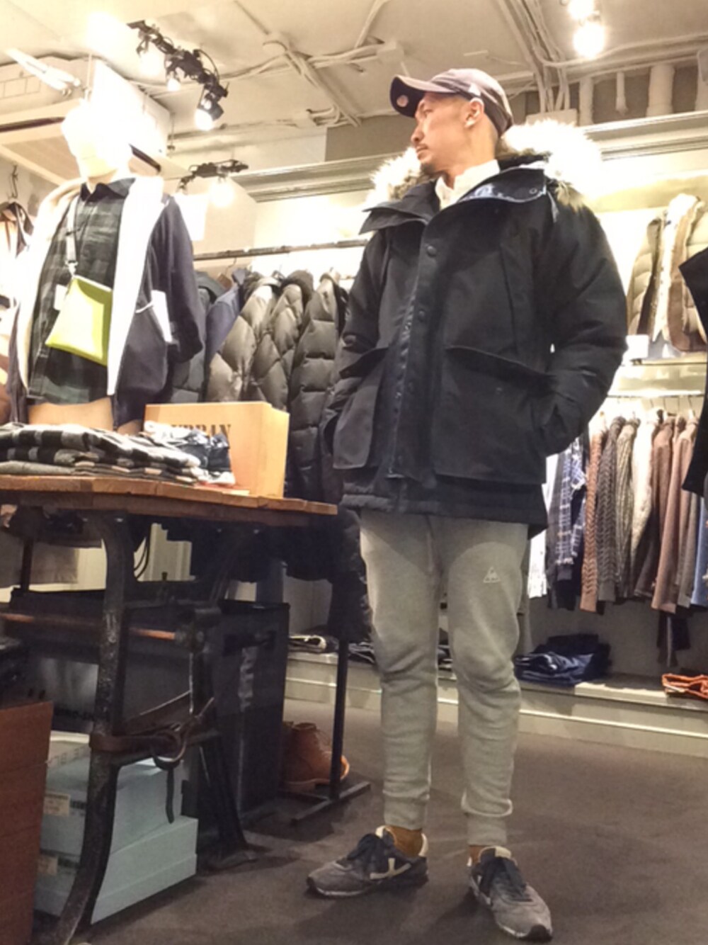 「カジュアル、大人カジュアル、シンプル、シンプルコーデ、コート、ダウンジャケット、キャップ、スウェット、スニーカー、ootd」｜「WOOLRICHのWOOLRICH/ウールリッチ/ARCTIC DOWN PARKA/アークティックダウンパーカー（ダウンジャケット/コート、ブルー系）」を使った、Toshiyukiさん（メンズ・181cm）の冬コーディネートの1枚目の写真