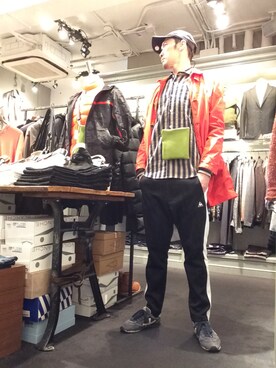 「レッド」｜「アイテム（ステンカラーコート）」を使った、Toshiyukiさん（メンズ・181cm）の冬コーディネート