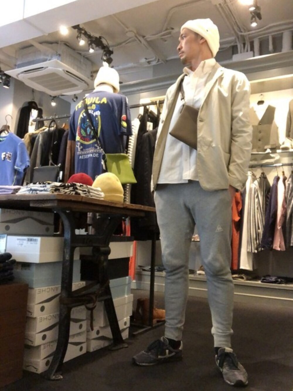 「春、オトナカジュアル、シンプルコーデ、ラフ、ootd、スニーカー、スウェット、サコッシュ、ジャケット、グレー」｜「ITTIの【RAWLIFE限定】ITTI/イッチ/★ITTI×RAWLIFE SACOCHE -PERLINGER/shrunken calf-★（ボディバッグ/ウエストポーチ、グレー系）」を使った、Toshiyukiさん（メンズ・181cm）の春コーディネートの1枚目の写真