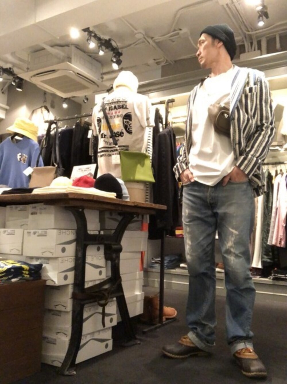 「シンプル、大人カジュアル、デニム、Tシャツ、春コーデ、ストライプ、ブーツ、ボディバッグ、ニット帽、ジャケット」｜「ITTIのITTI/イッチ/★JUDIE COIN BODY POUCH -WEINHEIMER/waprolux calf-★（ボディバッグ/ウエストポーチ、ベージュ系）」を使った、Toshiyukiさん（メンズ・181cm）の春コーディネートの1枚目の写真