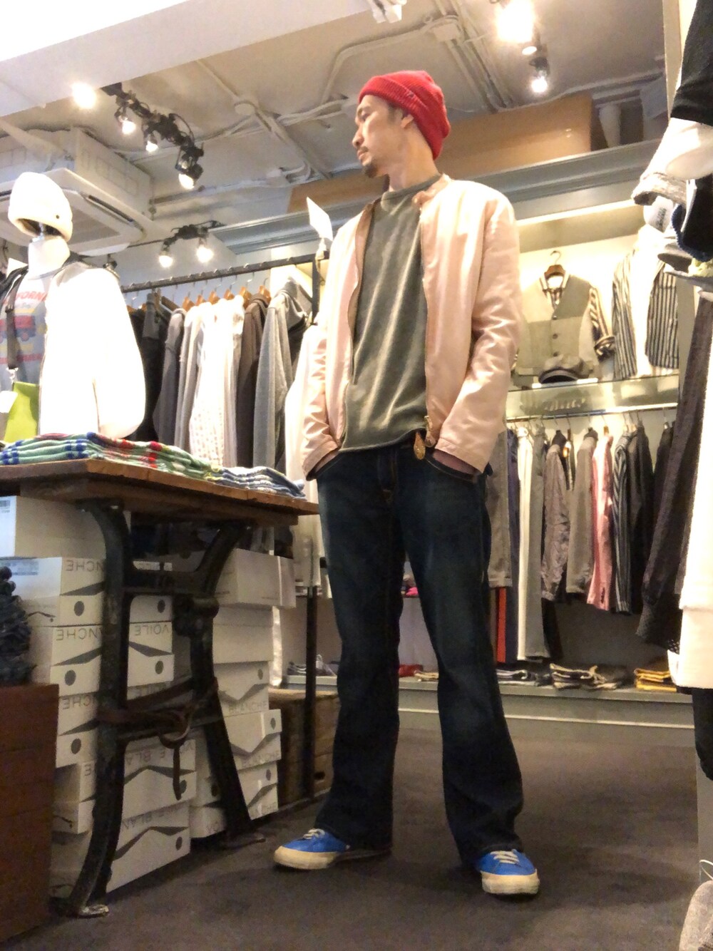 「カジュアル、大人カジュアル、シンプルコーデ、シンプル、レザージャケット、ピンク、ニット帽、デニム、スニーカー、ootd」｜「CPHのCPH/シープラスヘッドウェアズ/KNIT CAP UNI COLOR/ニットキャップユニカラー（ニットキャップ/ビーニー、レッド系）」を使った、Toshiyukiさん（メンズ・181cm）の夏コーディネートの1枚目の写真