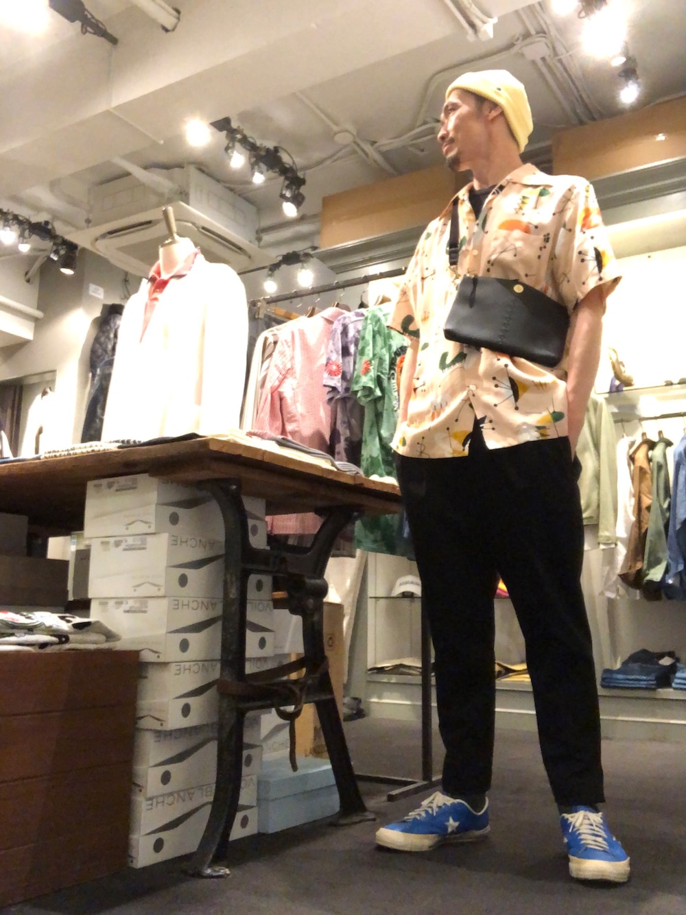 「カジュアル、大人カジュアル、シンプル、シンプルコーデ、シャツスタイル、アロハシャツ、Aloha Blossom、ニット帽、スニーカー、ootd」｜「CPHのCPH/シープラスヘッドウェアズ/KNIT CAP UNI COLOR/ニットキャップユニカラー（ニットキャップ/ビーニー、イエロー系）」を使った、Toshiyukiさん（メンズ・181cm）の夏コーディネートの1枚目の写真