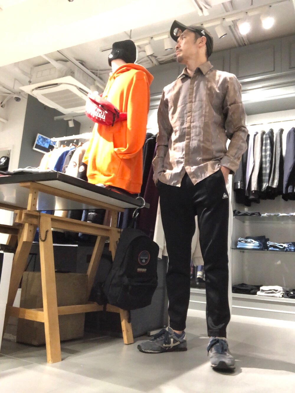 「シンプルコーデ、シンプル、カジュアル、大人カジュアル、キャップ、シャツスタイル、ジャージ、スニーカー、ラインパンツ、ootd」｜「FranCisT_MOR.K.S.のFranCisT_MOR.K.S./フランシスト モークス/GGﾁｪｯｸSH☆（シャツ/ブラウス、イエロー系）」を使った、Toshiyukiさん（メンズ・181cm）の秋コーディネートの1枚目の写真
