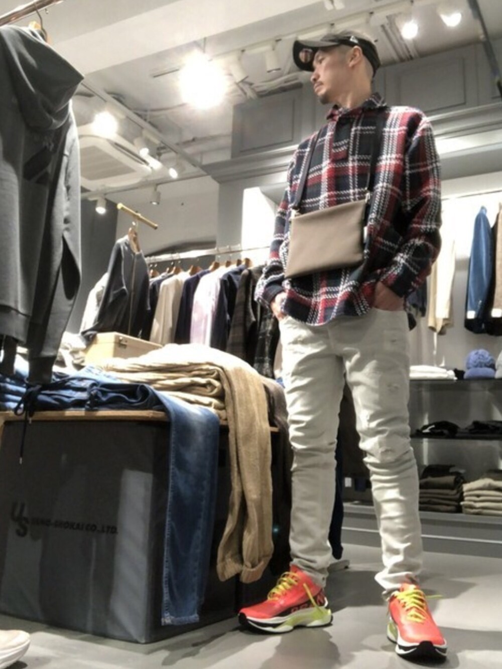 「カジュアル、大人カジュアル、シンプル、シンプルコーデ、サコッシュ、キャップ、チェック、ダメージデニムパンツ、スニーカー、ootd」｜「Il RegaloのIl Regalo/イル レガロ/フレンチリネンメッシュシューズインソックス（ソックス/靴下、ブルー系）」を使った、Toshiyukiさん（メンズ・181cm）の秋コーディネートの1枚目の写真