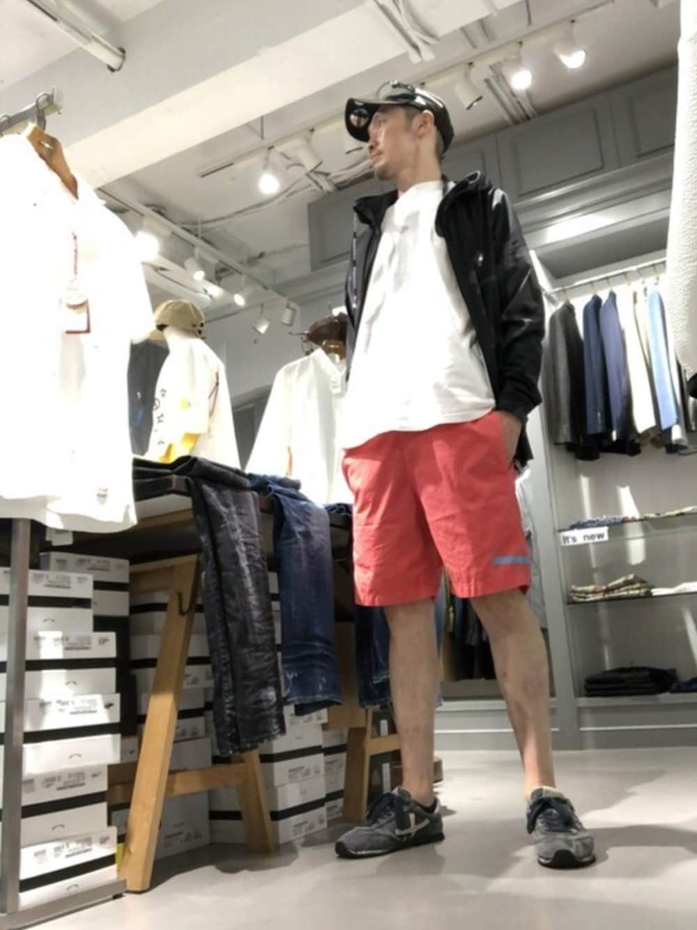 「カジュアル、カジュアルコーデ、summer、ootd、休日スタイル、キャップ、スニーカー、パーカー、サーフ、ショートパンツ」｜「1piu1uguale3 RELAXの1PIU1UGUALE3 RELAX/ウノピゥウノウグァーレトレ リラックス/ラッシュガードフーディ（パーカー、ブラック系）」を使った、Toshiyukiさん（メンズ・181cm）の夏コーディネートの1枚目の写真