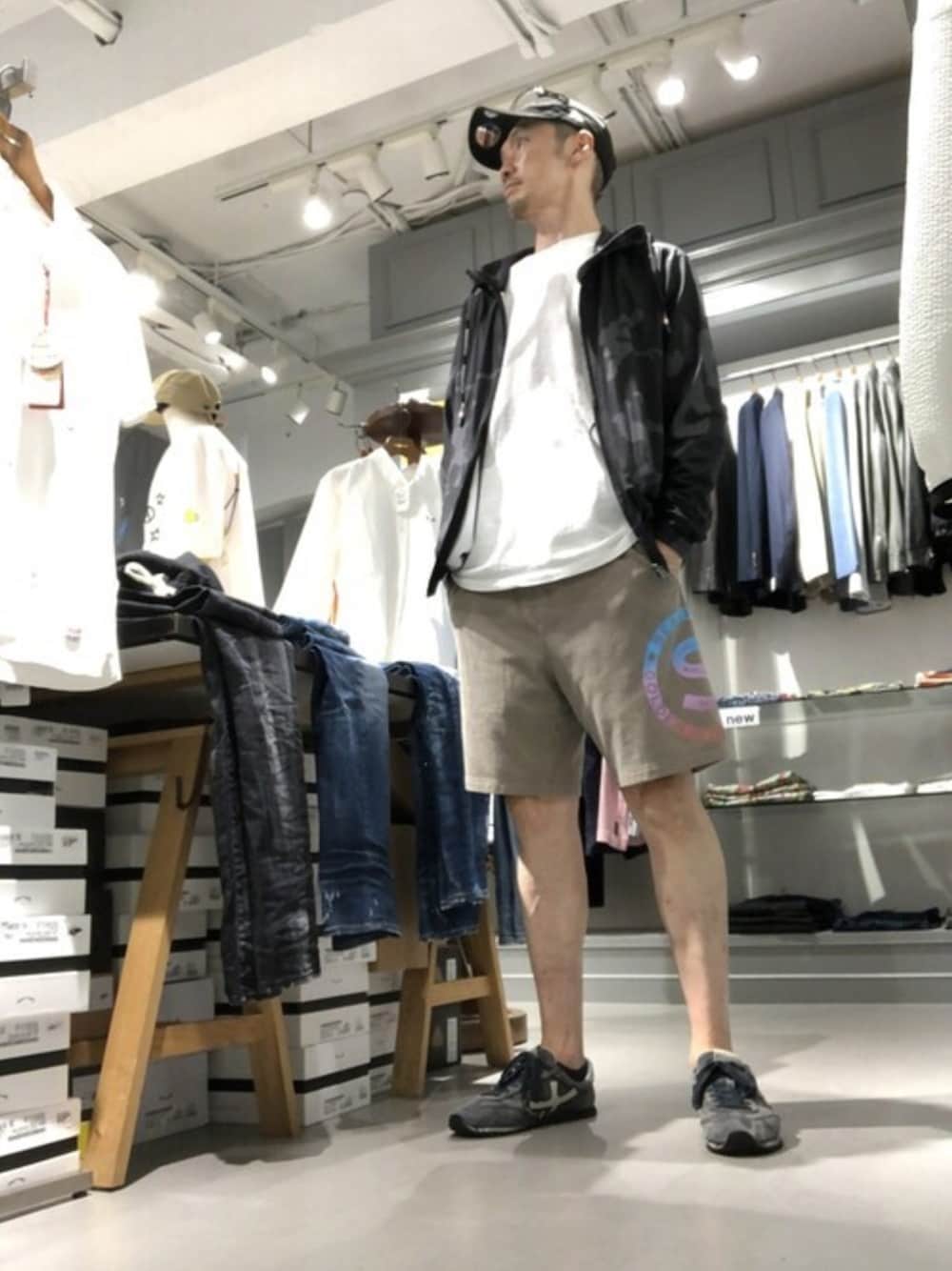 「カジュアル、カジュアルコーデ、summer、ootd、休日スタイル、スニーカー、キャップ、パーカー、ショートパンツ、サーフ」｜「1piu1uguale3 RELAXの1PIU1UGUALE3 RELAX/ウノピゥウノウグァーレトレ リラックス/ラッシュガードフーディ（パーカー、ブラック系）」を使った、Toshiyukiさん（メンズ・181cm）の夏コーディネートの1枚目の写真
