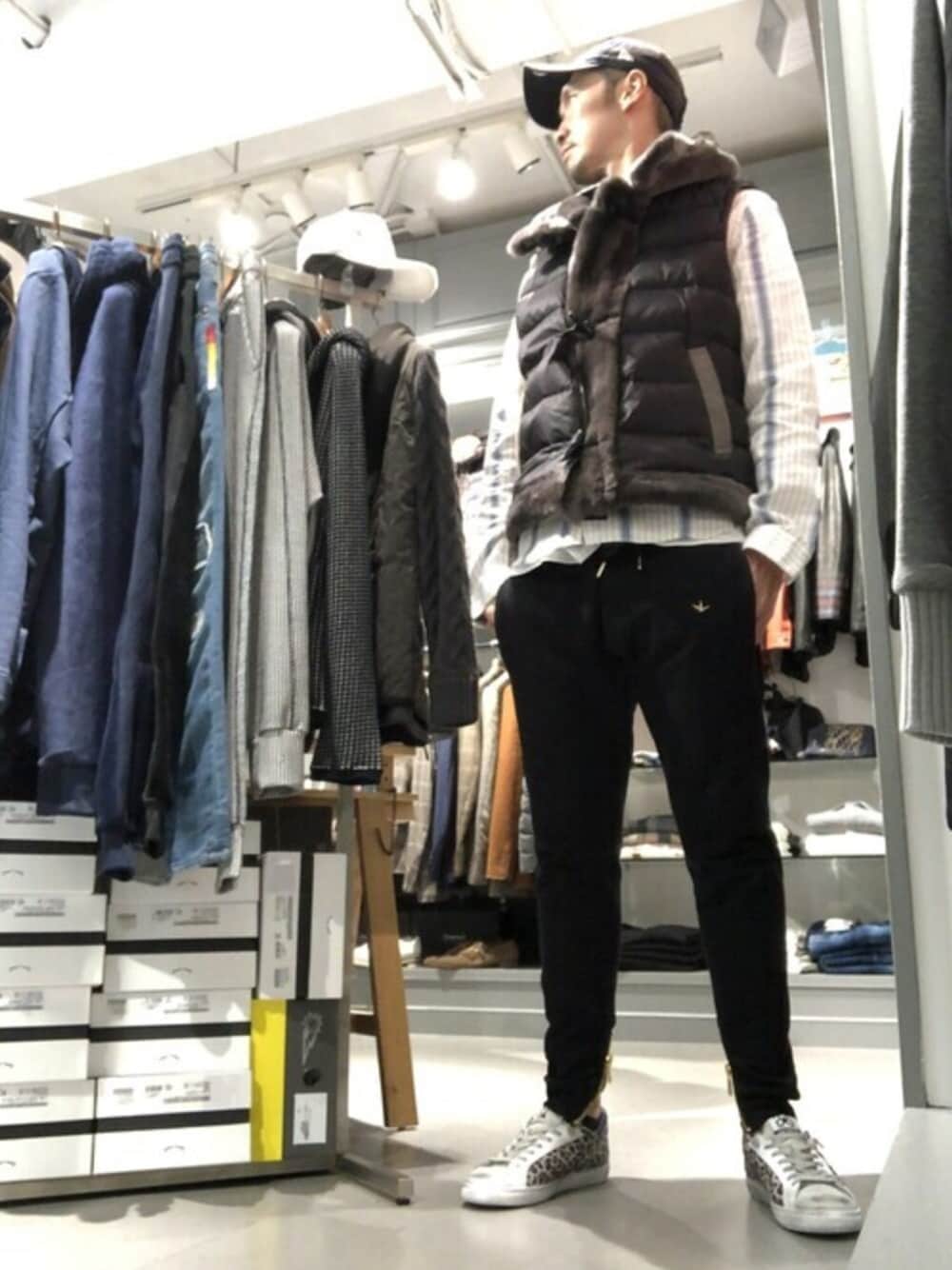「秋コーデ、シンプルコーデ、大人コーデ、ベスト、パンツスタイル、スニーカー、スニーカーコーデ、キャップ、ootd、ラブアンドピース2020」｜「EMMETIのEMMETI/エンメティ/ダウンベスト -DANIEL/ダニエル-（ダウンベスト、ブラック系）」を使った、Toshiyukiさん（メンズ・181cm）の秋コーディネートの1枚目の写真
