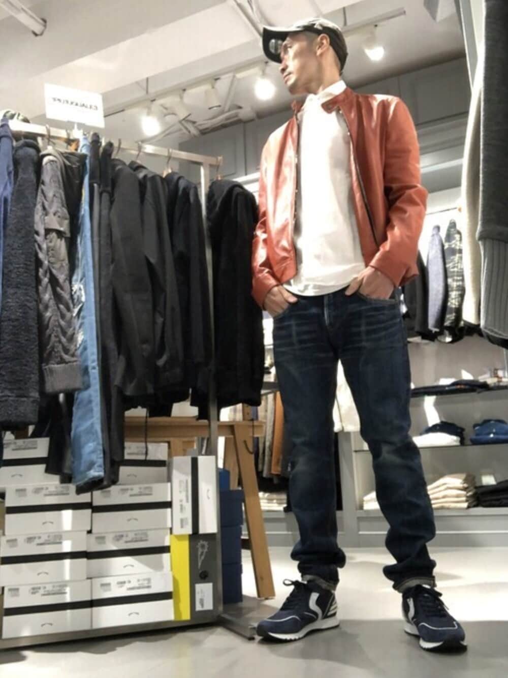 「スニーカー、デニム、カジュアル、レザージャケット、秋のコーデ、大人カジュアル、休日スタイル、きれいめカジュアル、ootd、シンプルコーデ」｜「EMMETIのEMMETI/エンメティ/ライダースジャケット -JURI/ジュリ-（ライダースジャケット、レッド系）」を使った、Toshiyukiさん（メンズ・181cm）の秋コーディネートの1枚目の写真