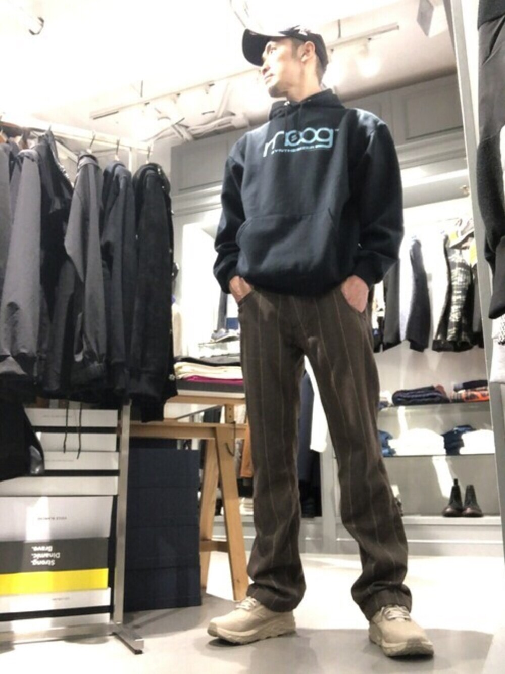 「シンプルコーデ、カジュアル、秋服、スニーカーコーデ、黒、休日スタイル、ゆるコーデ、キャップ、パーカー、ビッグシルエット」｜「HOKAのHOKA ONEONE/ホカ オネオネ/CHALLENGER LOW GTX WIDE/チャレンジャーローGTXワイド/1106519（スニーカー、ベージュ系）」を使った、Toshiyukiさん（メンズ・181cm）の秋コーディネートの1枚目の写真