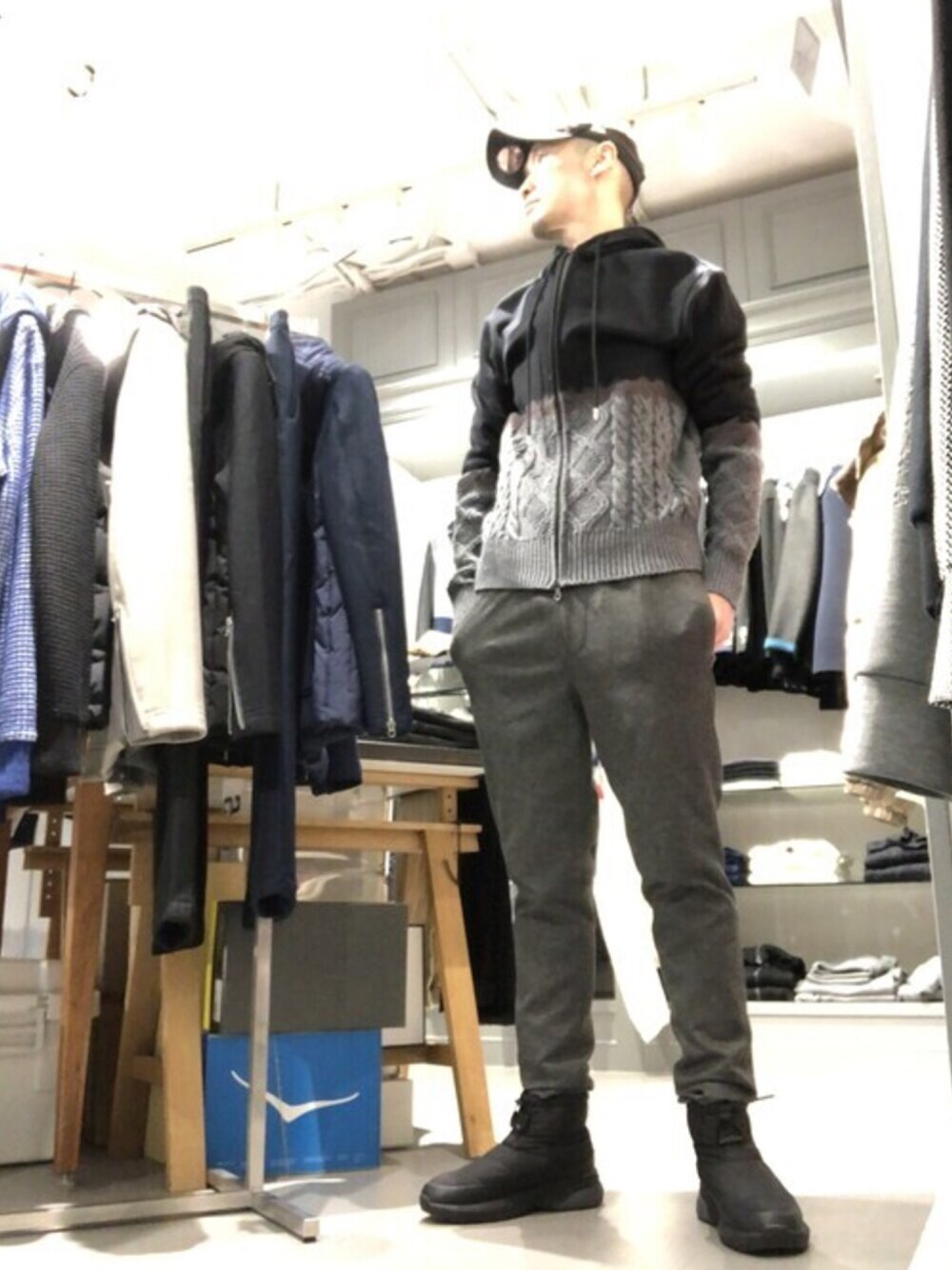 「今日のコーデ、シンプル、シンプルコーデ、オトナカジュアル、ラフ、キャップ、ニット、スラックス、ブーツ、年末WEAR感謝祭」｜「ENTRE AMISのENTRE AMIS/アントレ アミ/ジャージーイージートラウザース（その他パンツ、グレー系）」を使った、Toshiyukiさん（メンズ・181cm）の冬コーディネートの1枚目の写真