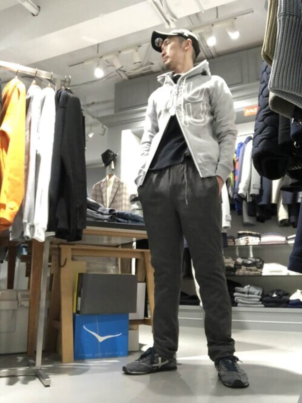 「冬コーデ、シンプルコーデ、休日コーデ、カジュアルコーデ、ootd、大人カジュアル、キャップ、パーカー、スラックス、スニーカー」｜「ENTRE AMISのENTRE AMIS/アントレ アミ/ジャージーイージートラウザース（その他パンツ、グレー系）」を使った、Toshiyukiさん（メンズ・181cm）の冬コーディネートの1枚目の写真