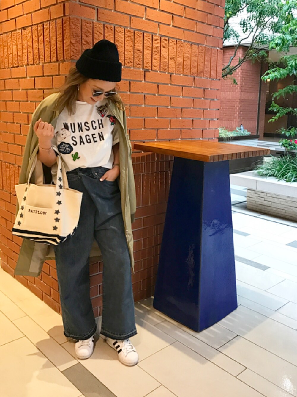 「大人カジュアル、spring、デニム、シンプルコーデ、ワイドパンツ、Tシャツ、Tシャツ×デニム、ラフ、春コーデ、ミリタリー」｜「ROSE BUDの(B.B)60294-312IM[ワイドパンツ]（デニムパンツ、ブルー系）」を使った、hazuさん（レディース・160cm）の春コーディネートの1枚目の写真