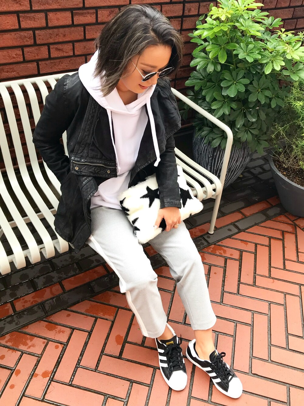 「大人カジュアル、カジュアルコーデ、黒、ootd、スニーカーコーデ、モノトーン、冬、UNIQLO、ブラックコーデ、ラフ」｜「korea👻🎃のアイテム（クラッチバッグ、ホワイト系）」を使った、hazuさん（レディース・160cm）の秋コーディネートの1枚目の写真