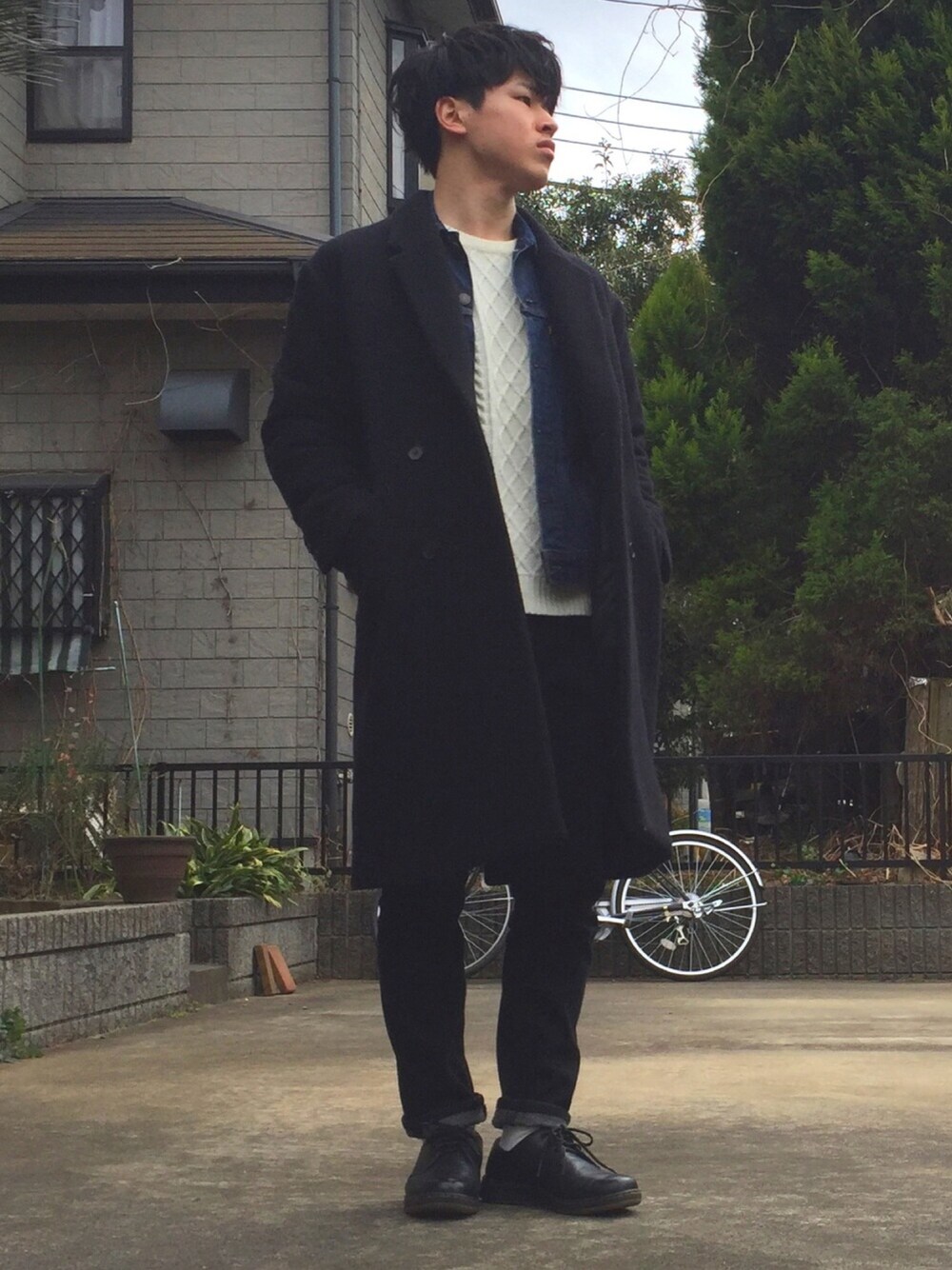「休日スタイル、オトナカジュアル、春、黒スキニー、キレイめ、UNIQLO、アウターONアウター、HARE、Dr.Martens、ドラフトリーバイス」｜「HAREのオーバーコート(HARE)（チェスターコート、ブラック系）」を使った、オレンジさん（メンズ・169cm）の冬コーディネートの1枚目の写真