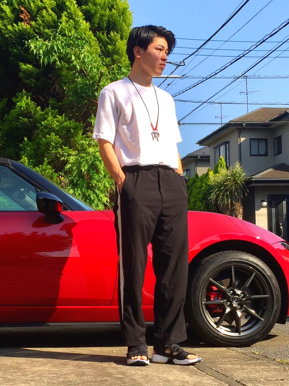 「夏、休日スタイル、ゆるコーデ、シンプル、キレイめ、白Tシャツ、モノトーン、タックイン、サンダル、ワイドパンツ」｜「HAREのアイテム（Tシャツ/カットソー、ホワイト系）」を使った、オレンジさん（メンズ・169cm）の春コーディネートの1枚目の写真