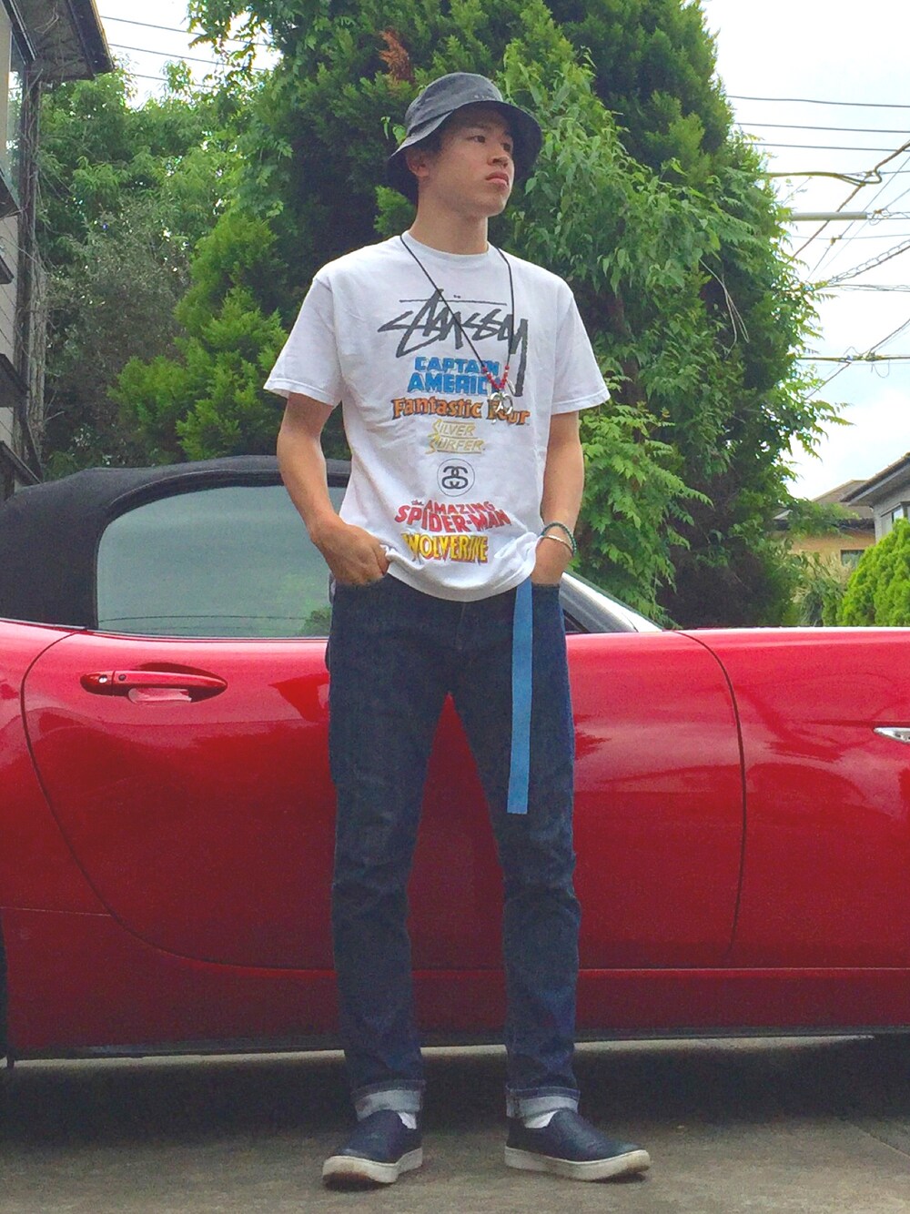 「シンプルコーデ、休日スタイル、ストリート、カジュアル、シンプル、モノトーン、stussy、デニム、スリッポン、レイヤードスタイル」｜「STUSSYのアイテム（Tシャツ/カットソー、ホワイト系）」を使った、オレンジさん（メンズ・169cm）の春コーディネートの1枚目の写真