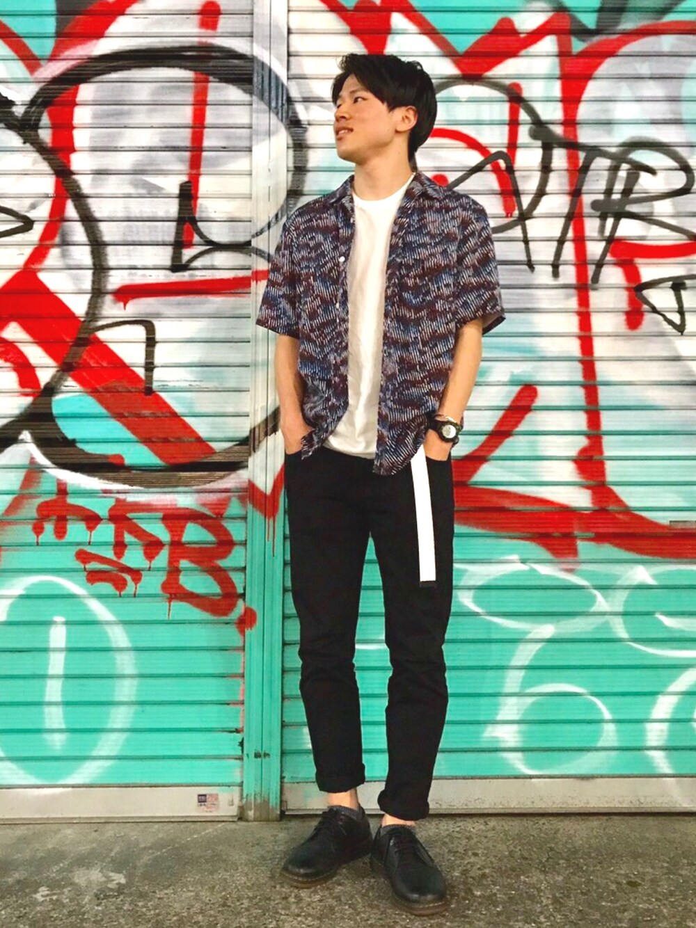 「夏、シンプル、ビッグシルエット、プチプラ、オープンカラーシャツ、黒スキニー、Dr.Martens、キレイめ、カジュアル」｜「UNIQLOのオープンカラーシャツ（柄・半袖）（シャツ/ブラウス、レッド系）」を使った、オレンジさん（メンズ・169cm）の春コーディネートの1枚目の写真