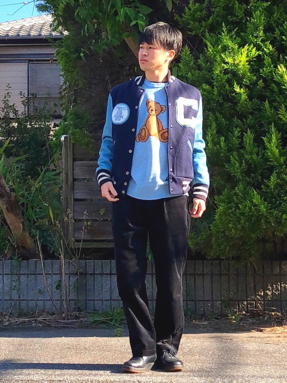 「秋コーデ、革靴、ニット、ビッグシルエット、ワイドパンツ、UNIQLO、コーデュロイ、スタジャン」｜「no brandのアイテム（スタジャン、ブルー系）」を使った、オレンジさん（メンズ・169cm）の秋コーディネートの1枚目の写真