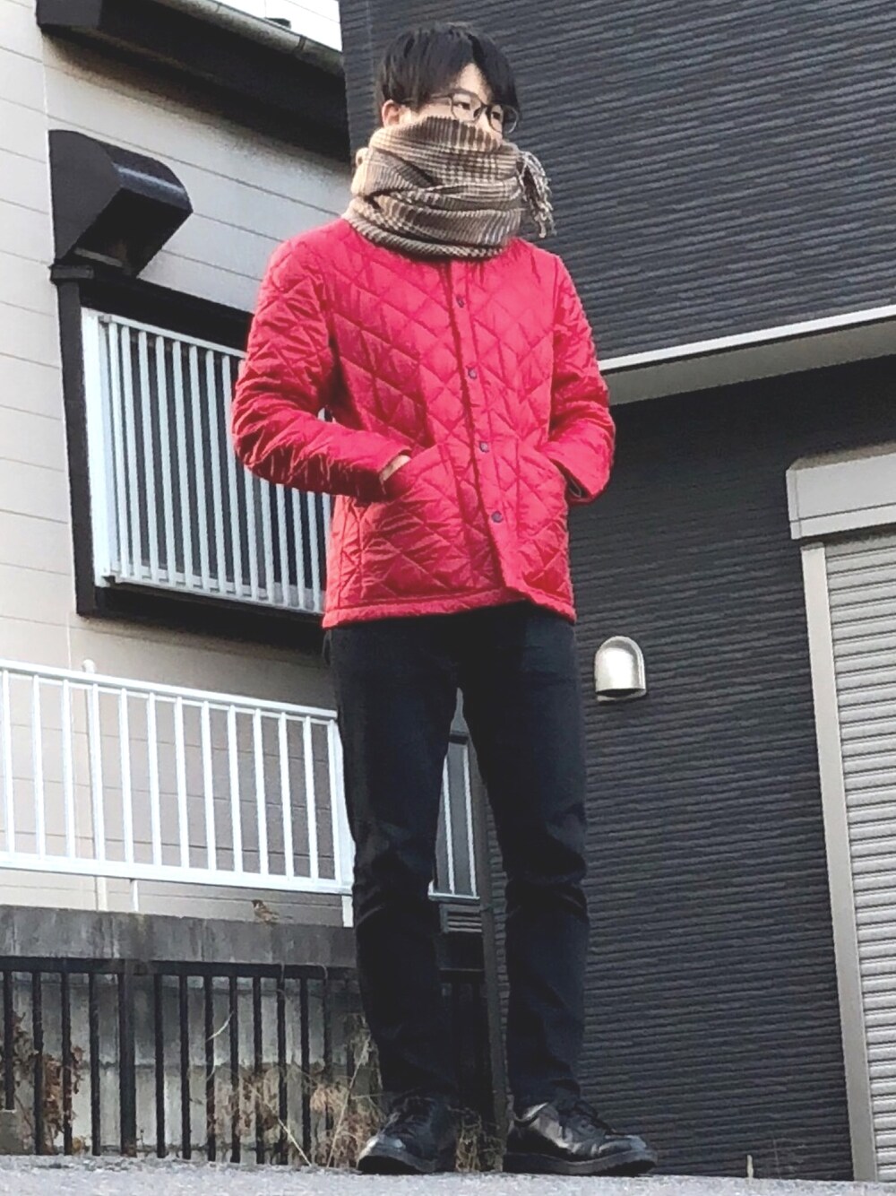 「シンプル、ootd、タートルネック、プチプラ、キルティング、赤、黒、革靴、キレイめ」｜「HAREのLAVENHAM(ラベンハム) HARE別注 HORKESLEY(HARE)（カバーオール、レッド系）」を使った、オレンジさん（メンズ・169cm）の冬コーディネートの1枚目の写真