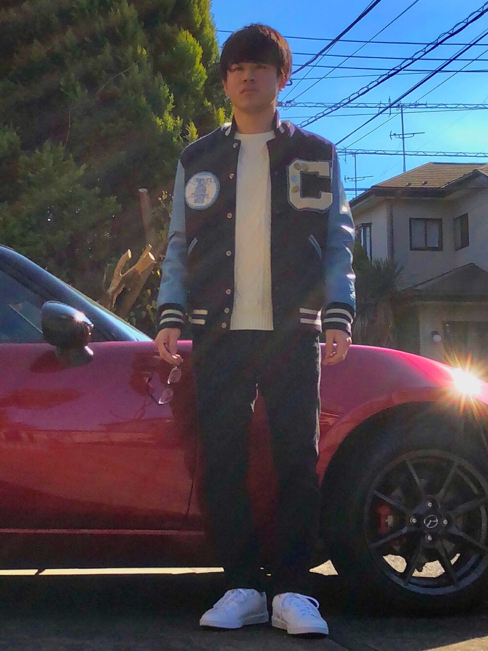 「冬、黒スキニー、白スニーカー、adidas、古着MIX、白ニット、アメカジ、スタジャン、青、シンプル」｜「no brandのアイテム（スタジャン、ブルー系）」を使った、オレンジさん（メンズ・169cm）の冬コーディネートの1枚目の写真