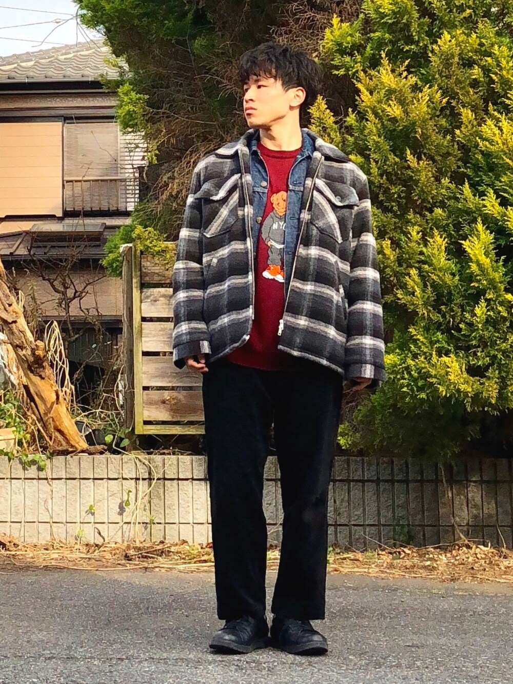 「ニット、ビッグシルエット、ワイドパンツ、コーデュロイ、革靴、チェック、ドリズラージャケット、デニムジャケット、アウターONアウター、赤」｜「SEVENDAYS=SUNDAYのS.JOHNS チェックジップジャケット（カバーオール、ブラック系）」を使った、オレンジさん（メンズ・169cm）の冬コーディネートの1枚目の写真