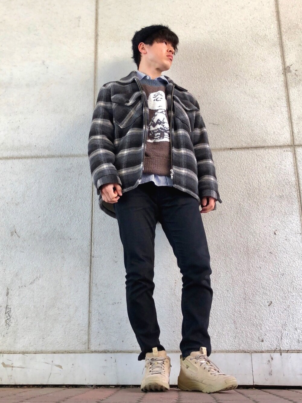 「ビッグシルエット、UNIQLO、ニット帽、チェック、ドリズラージャケット、黒スキニー、ハイテクスニーカー、ベージュ、ニット、ストライプ」｜「SEVENDAYS=SUNDAYのS.JOHNS チェックジップジャケット（カバーオール、ブラック系）」を使った、オレンジさん（メンズ・169cm）の冬コーディネートの1枚目の写真