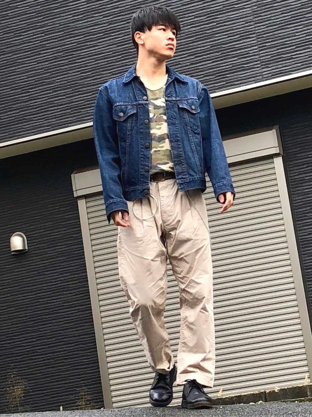 ブルー系のデニムジャケット、その他のTシャツ/カットソー、ベージュ系のその他パンツを着用したメンズの秋コーディネートの1枚目の写真