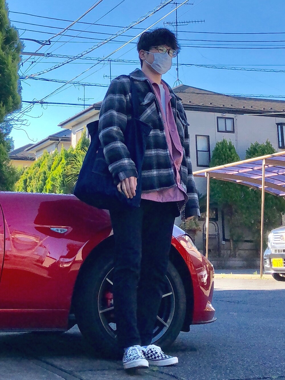 「オーバーサイズ、レイヤードスタイル、黒スキニー、チェッカーフラッグ、VANS、ピンク、春コーデ、コーチジャケット、ドリズラージャケット」｜「SEVENDAYS=SUNDAYのS.JOHNS チェックジップジャケット（カバーオール、ブラック系）」を使った、オレンジさん（メンズ・169cm）の春コーディネートの1枚目の写真