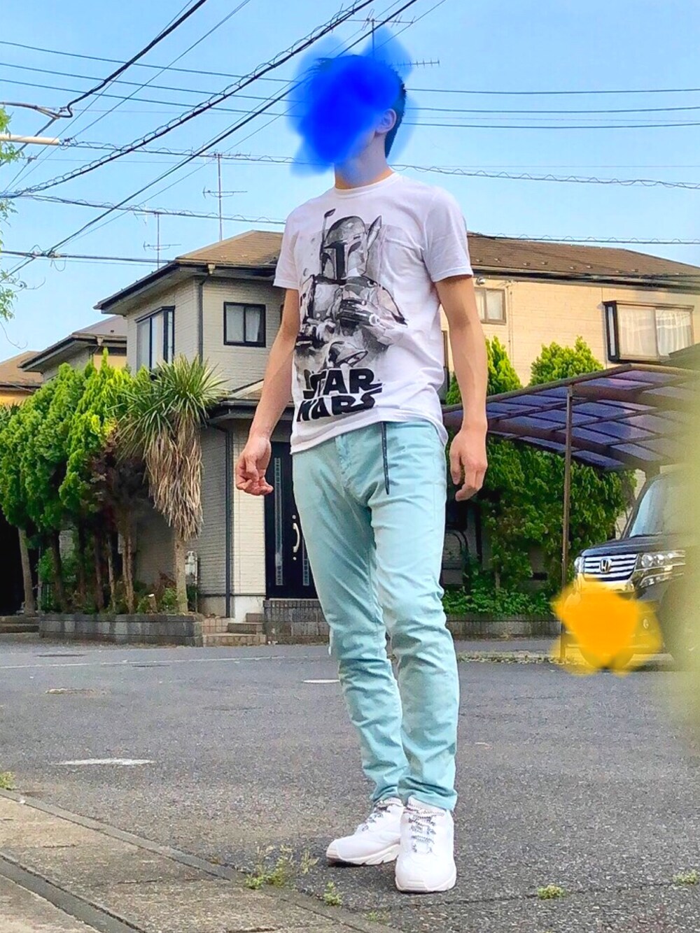「シンプル、Tシャツ、春コーデ、白スニーカー、カラーパンツ、パステルカラー、スターウォーズ、夏コーデ、スキニー、水色」｜「STAR WARSのアイテム（Tシャツ/カットソー、ホワイト系）」を使った、オレンジさん（メンズ・169cm）の春コーディネートの1枚目の写真