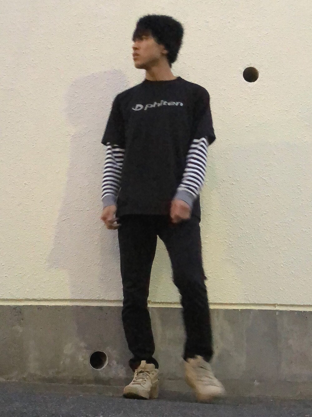 ブラック系のTシャツ/カットソー、ブルー系のTシャツ/カットソー、ブラック系のデニムパンツを着用したメンズの秋コーディネートの1枚目の写真