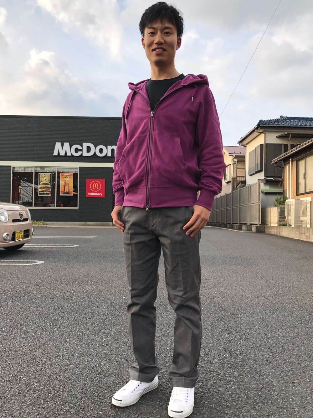 「ビッグシルエット、ストリート、ストリートMIX、白スニーカー、ストレートパンツ、パープル、パーカー、スラックス、NUMERALS」｜「UNIQLOのスウェットフルジップパーカ（長袖）（パーカー、パープル系）」を使った、オレンジさん（メンズ・169cm）の春コーディネートの1枚目の写真