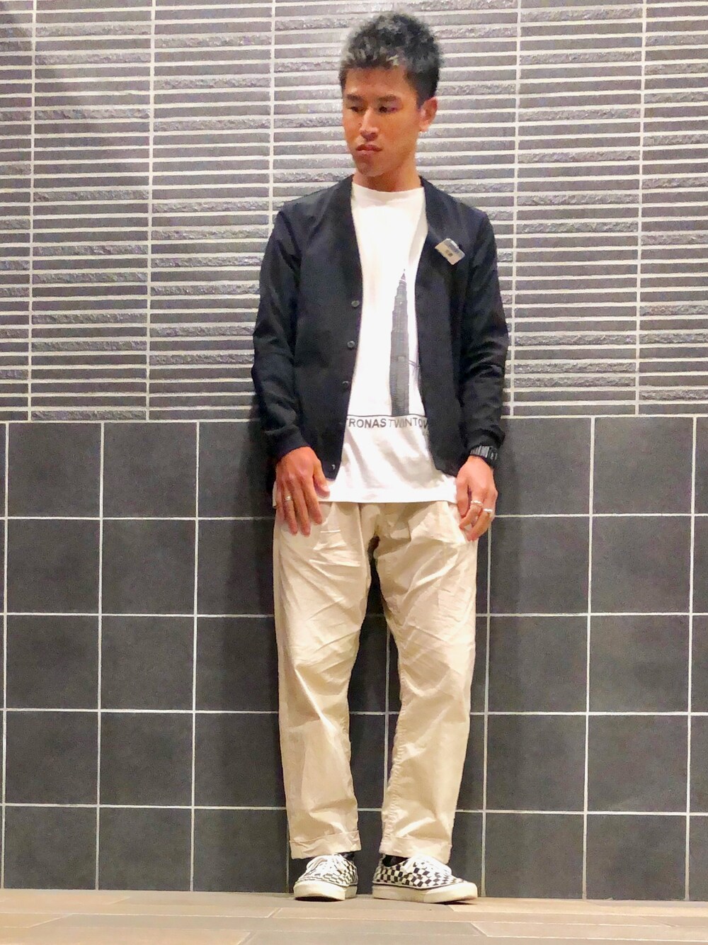 「ラフ、ストリート、スポーツミックス、NUMERALS、シンプル、ライトベージュ、チノパン、ワイドパンツ、チェッカーフラッグ、カーディガン」｜「niko and...の<NUMERALS>ストレッチカーディガン（Tシャツ/カットソー、ブラック系）」を使った、オレンジさん（メンズ・169cm）の春コーディネートの1枚目の写真