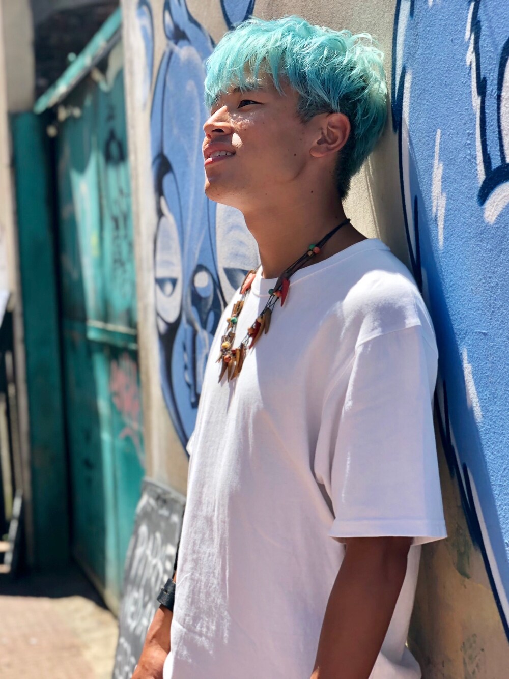 「シンプル、ビッグシルエット、モノトーン、レザーパンツ、ダッドスニーカー、UNIQLO、オーバーサイズ、夏コーデ、青、白Tシャツ」｜「UNIQLOのクルーネックT（半袖）（Tシャツ/カットソー、ホワイト系）」を使った、オレンジさん（メンズ・169cm）の春コーディネートの1枚目の写真