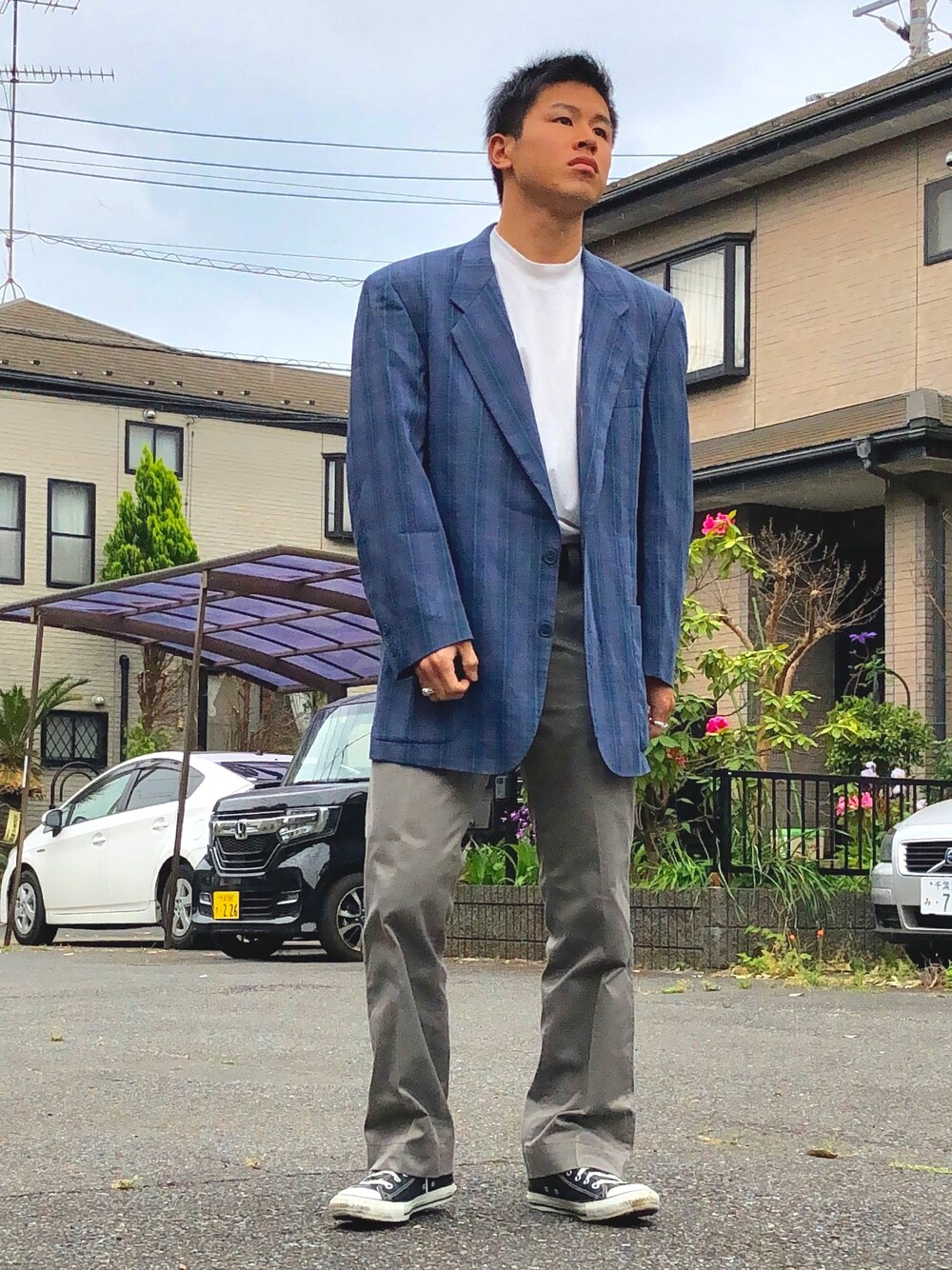 「ビッグシルエット、タックイン、シンプル、converse、テーラードジャケット、チェック、スラックス、ストレートパンツ、オーバーサイズ、ネイビー」｜「no brandのアイテム（テーラードジャケット、ブルー系）」を使った、オレンジさん（メンズ・169cm）の春コーディネートの1枚目の写真