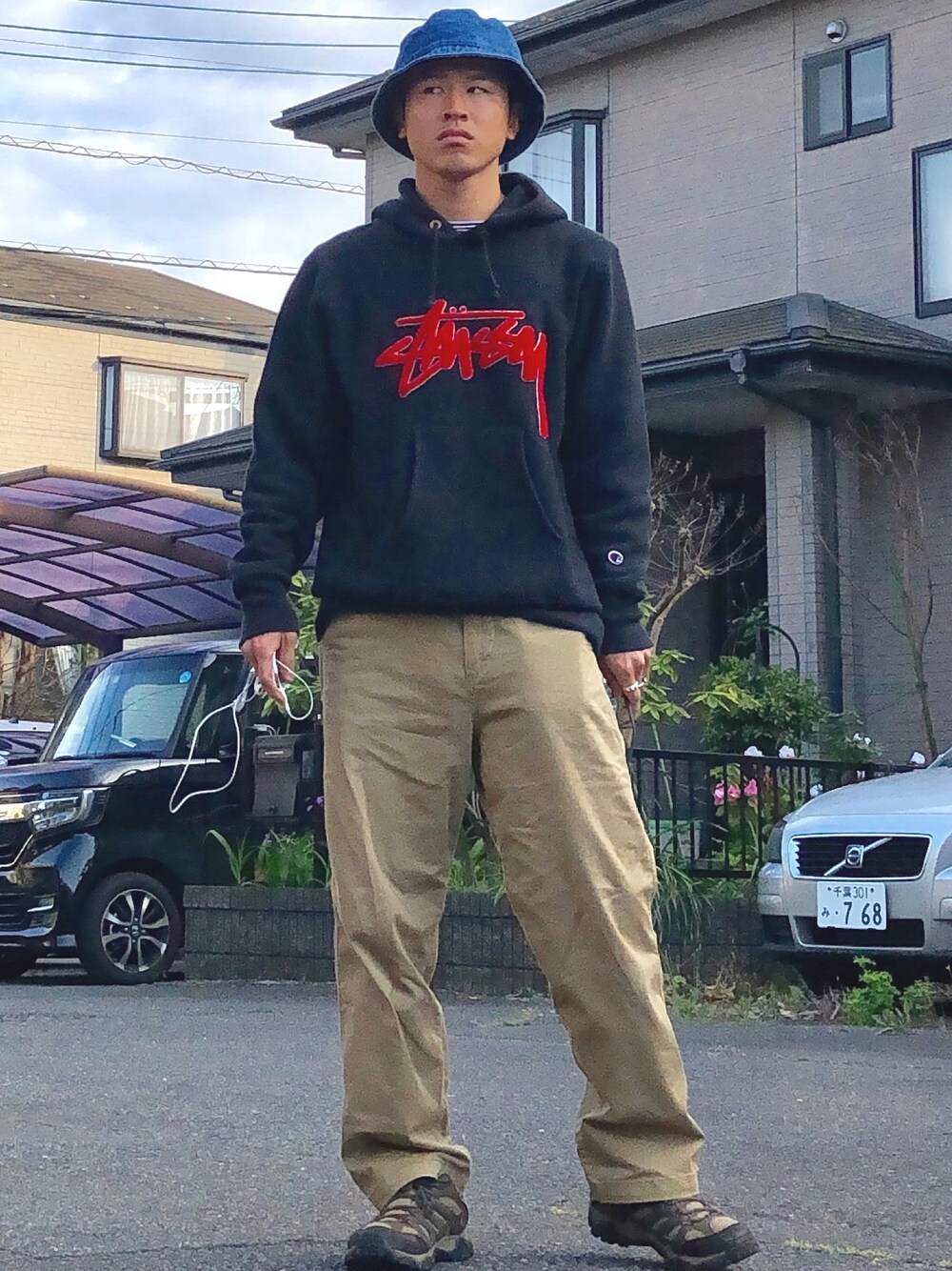 「休日スタイル、ワイドパンツ、スポーツミックス、チノパン、stussy、シンプル、パーカー、ストリート、バケットハット、デニム」｜「newhattanのNEWHATTAN: デニム バケットハット（ハット、ブルー系）」を使った、オレンジさん（メンズ・169cm）の春コーディネートの1枚目の写真