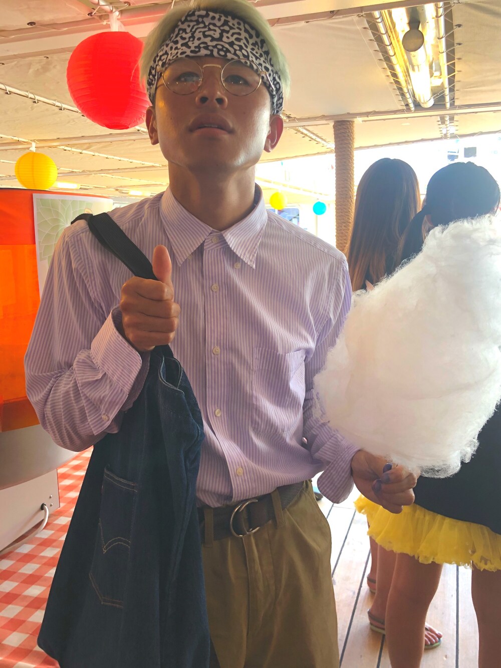 「春コーデ、スニーカー、オーバーサイズ、Levi's、チノパン、ワイドパンツ、ストライプ、パープル、タックイン、バンダナ」｜「UNIQLOのファインクロスストライプシャツ（長袖）（シャツ/ブラウス、パープル系）」を使った、オレンジさん（メンズ・169cm）の春コーディネートの1枚目の写真
