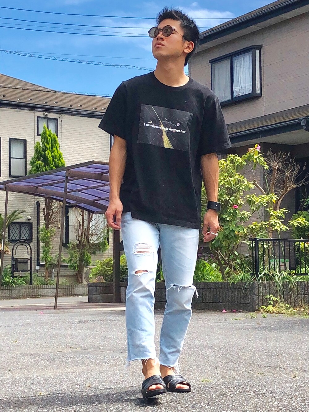 「ユニクロ、デニムパンツ、ストリートMIX、ラフ、サンダル、ベンサン、ダメージデニムパンツ、シンプル、夏コーデ」｜「UNIQLOの機動戦士ガンダム 40周年記念 グラフィックT（半袖）（Tシャツ/カットソー、ブラック系）」を使った、オレンジさん（メンズ・169cm）の春コーディネートの1枚目の写真