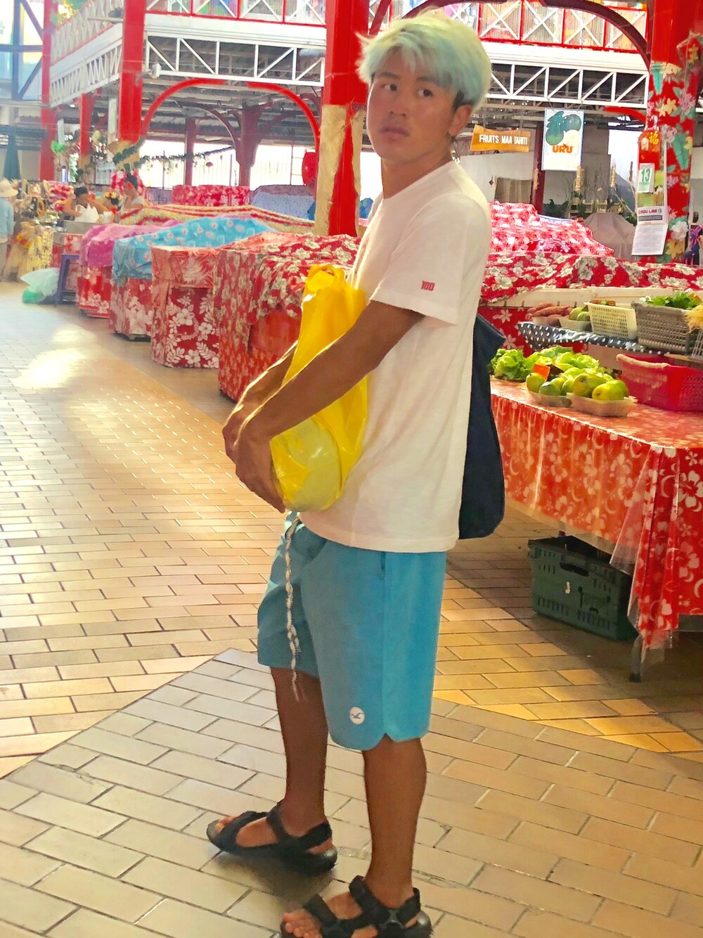 「夏コーデ、UNIQLO、スポーツサンダル、松本大洋、HOLLISTER、水色、シンプル、オーバーサイズ、ショートパンツ、ハーフパンツ」｜「UNIQLOのアイテム（Tシャツ/カットソー、ホワイト系）」を使った、オレンジさん（メンズ・169cm）の春コーディネートの1枚目の写真