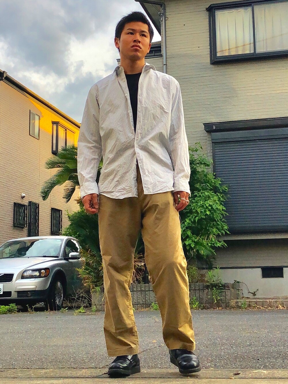 「オーバーサイズ、ビックシルエット、ラフ、シンプル、ストライプ、ベージュ、チノパン、ワイドパンツ、革靴」｜「UNIQLOのエクストラファインコットンブロードストライプシャツ（長袖）（シャツ/ブラウス、ブルー系）」を使った、オレンジさん（メンズ・169cm）の春コーディネートの1枚目の写真