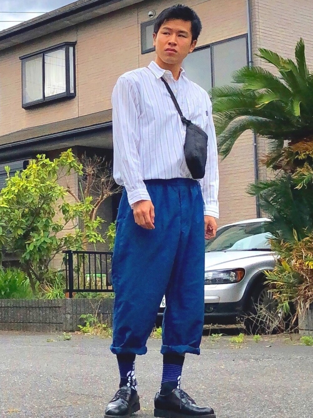 「シンプル、ビッグシルエット、ストライプ、ストライプシャツ、ロールアップ、ワイドパンツ、カラーパンツ、ブルー、タックイン」｜「niko and...のミノテックイージーパンツ【niko and ...】（その他パンツ、ブルー系）」を使った、オレンジさん（メンズ・169cm）の夏コーディネートの1枚目の写真