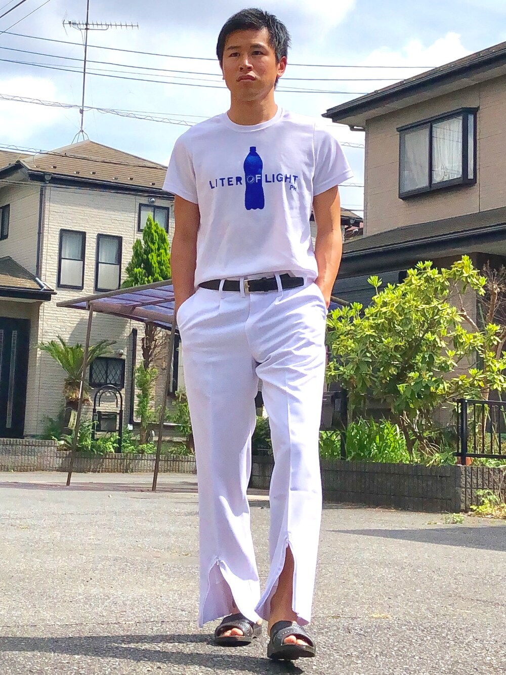 「シンプル、春夏コーデ、ラフ、モノトーン、ホワイトコーデ、タックイン、スラックス、スリット、ベンサン」｜「no brandのアイテム（Tシャツ/カットソー、ホワイト系）」を使った、オレンジさん（メンズ・169cm）の夏コーディネートの1枚目の写真