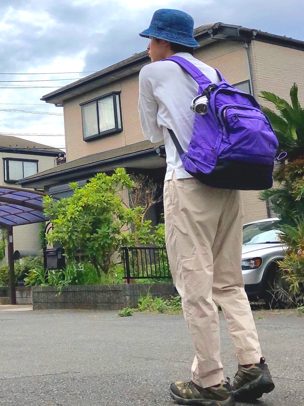 「ストリート、シンプル、ユニクロ、パープル、テーパードパンツ、NUMERALS、登山、アウトドアスタイル、モノトーン、ダッドスニーカー」｜「UNIQLOのオーバーサイズスクエアＴ（5分袖）（Tシャツ/カットソー、ホワイト系）」を使った、オレンジさん（メンズ・170cm）の夏コーディネートの1枚目の写真