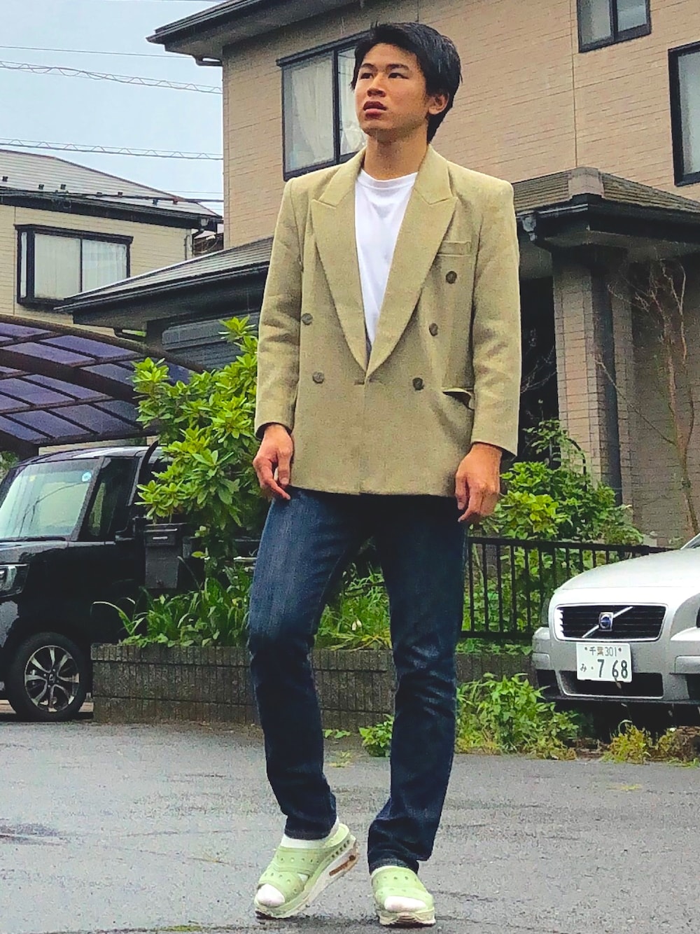 「キレイめ、テーラードジャケット、デニム、デニムパンツ、便所サンダル、AIR MAX、ストリート、シンプル、スポーツミックス」｜「no brandのアイテム（テーラードジャケット、ベージュ系）」を使った、オレンジさん（メンズ・170cm）の夏コーディネートの1枚目の写真