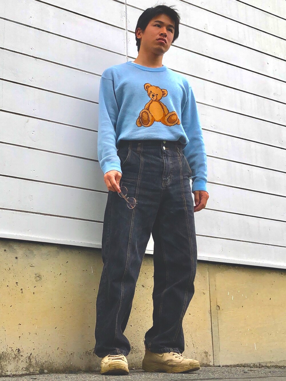 「ラフ、休日スタイル、ストリート、ダッドスニーカー、ニット、ジャガード、ワイドデニム、タックイン、シンプル」｜「WEGOのWEGO/ジャカードニット（ニット/セーター、ブルー系）」を使った、オレンジさん（メンズ・170cm）の夏コーディネートの1枚目の写真