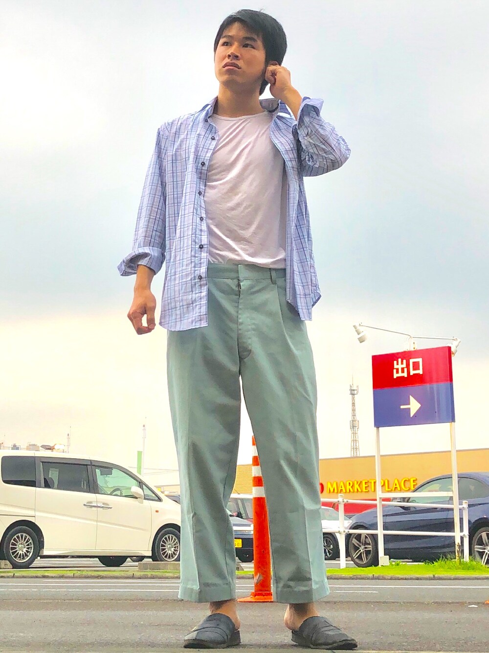 「ラフ、ワイドパンツ、ビッグシルエット、タックイン、ミントグリーン、チェック、シャツスタイル、シンプル、テーパードパンツ、アンクルパンツ」｜「no brandのアイテム（シャツ/ブラウス、ホワイト系）」を使った、オレンジさん（メンズ・169cm）の夏コーディネートの1枚目の写真
