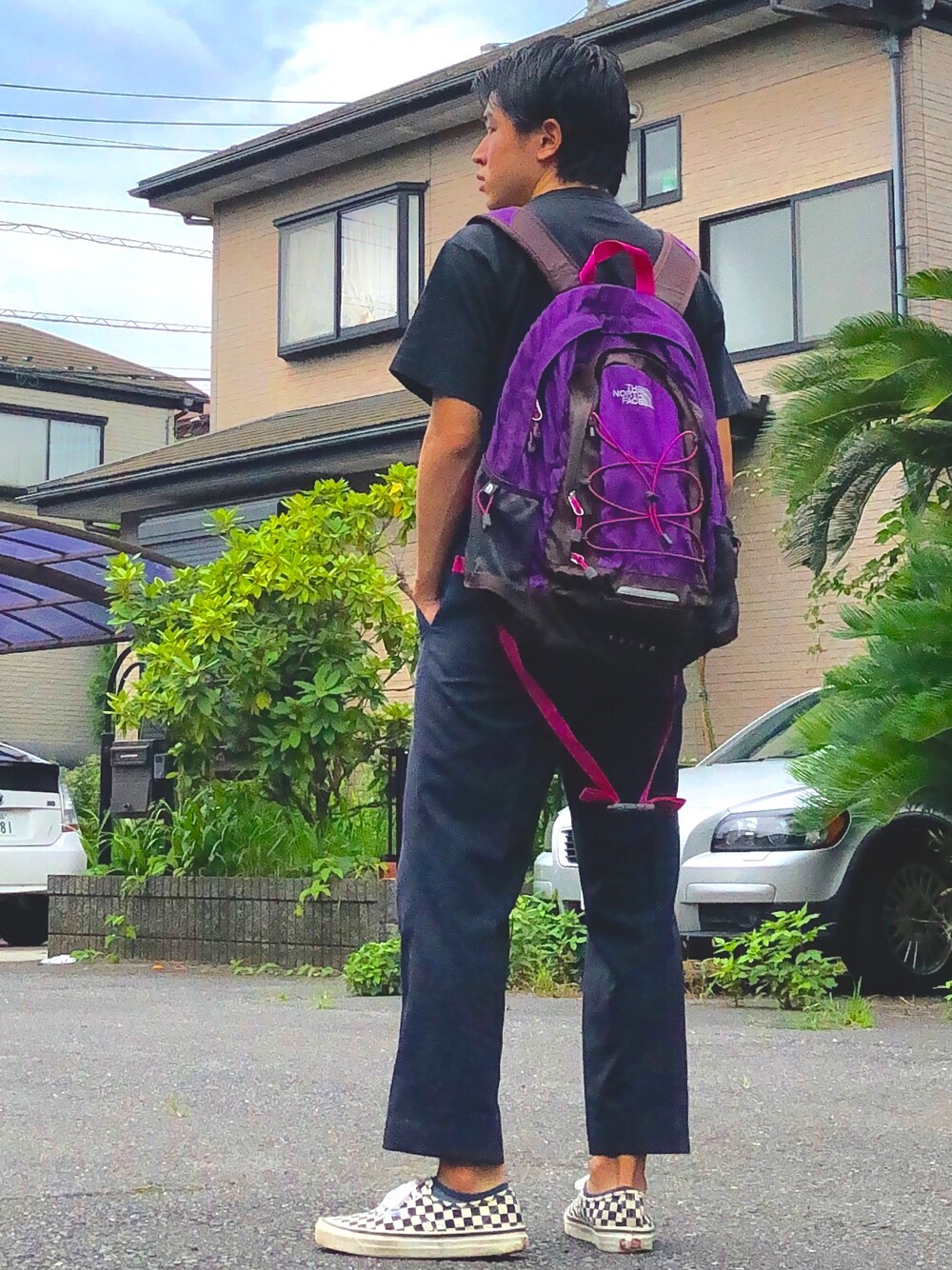 「スニーカー、ラフ、タックイン、ワイドパンツ、スラックス、テーパードパンツ、VANS、チェッカーフラッグ、ブラックコーデ、パープル」｜「STAR WARSのアイテム（Tシャツ/カットソー、ブラック系）」を使った、オレンジさん（メンズ・169cm）の夏コーディネートの1枚目の写真