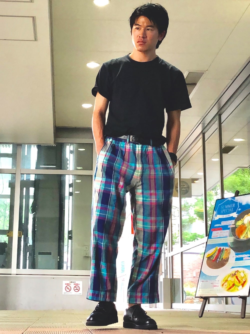 「Tシャツ、ラフ、ストリート、タックイン、チェックパンツ、革靴、BEEFY、シンプル、テーパードパンツ、ワイドパンツ」｜「HANESの＜別注＞Hanes/BEEFY Tシャツ（Tシャツ/カットソー、ブラック系）」を使った、オレンジさん（メンズ・169cm）の夏コーディネートの1枚目の写真